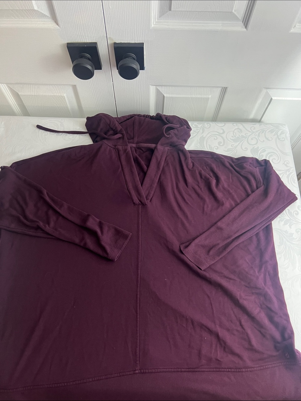 AMPERSAND AVE V-Neck Hooded Sweater - Burgundy Plum